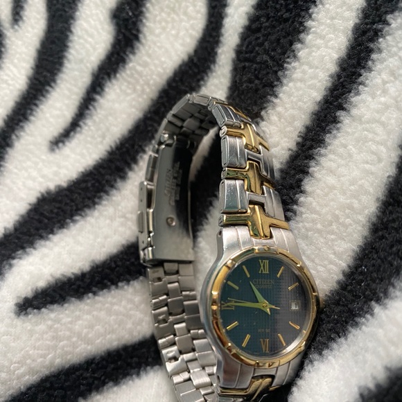 Woman watch citizen brand - Picture 1 of 3